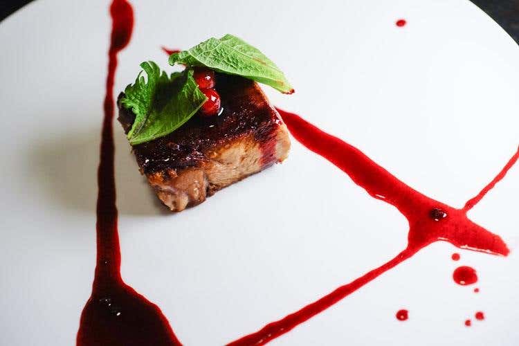 Lingua di vitello, barbabietola, ribes e shiso 